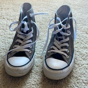 barely worn women’s converse